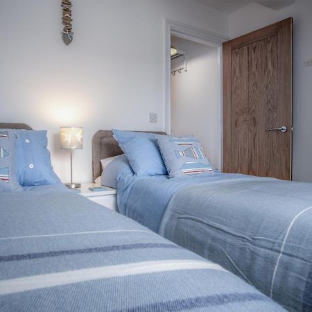 Ramsey Apartment - 2 Bedroom Apartment - Тенби Екстериор снимка