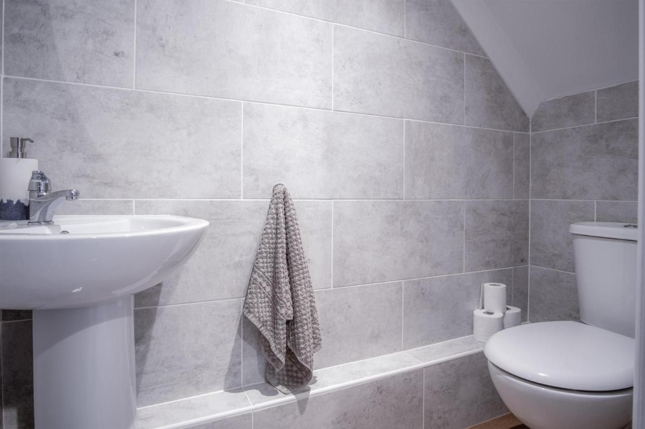 Ramsey Apartment - 2 Bedroom Apartment - Тенби Екстериор снимка
