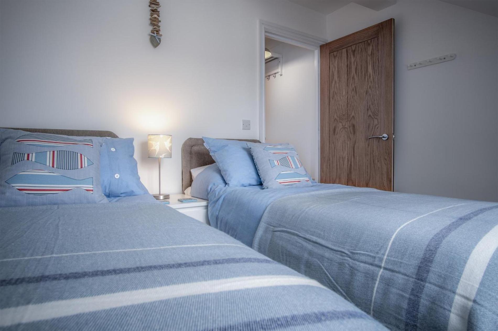 Ramsey Apartment - 2 Bedroom Apartment - Тенби Екстериор снимка